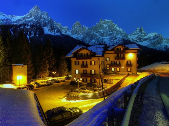 Hotel Fratazza - Vedere nocturnă magică a Hotelului din exterior