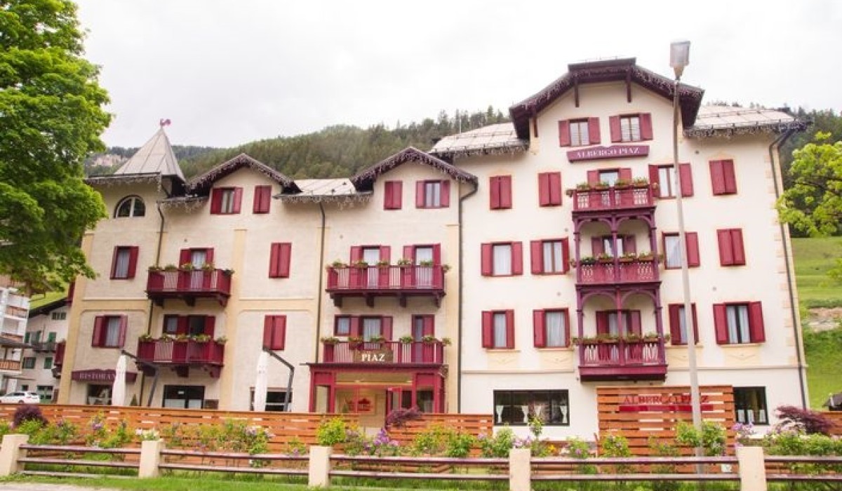 Hotel Piaz - Fațada hotelului în stilul tipic din Val di Fassa în Trentino Alto Adige