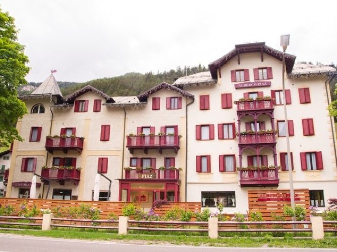 Hotel Piaz - Fațada hotelului în stilul tipic din Val di Fassa în Trentino Alto Adige