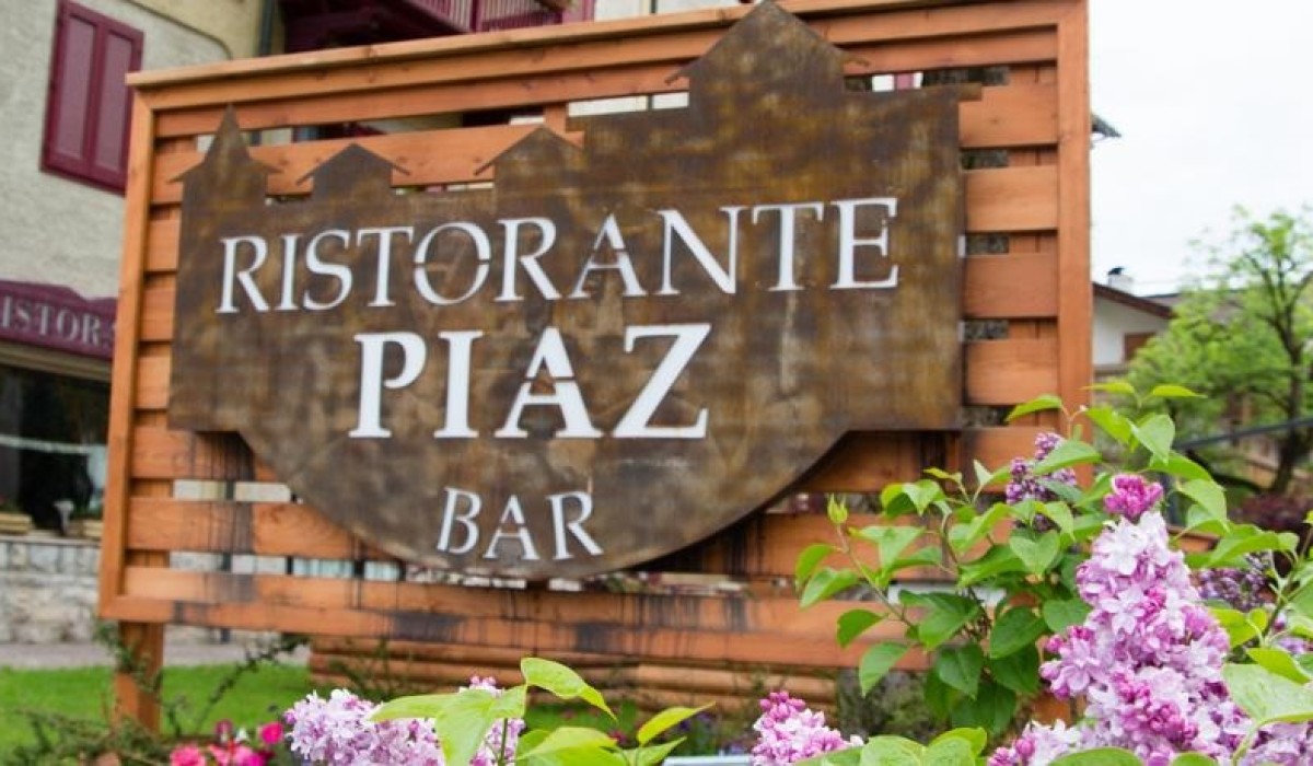 Hotel Piaz - Firmă la intrarea restaurantului și a barului