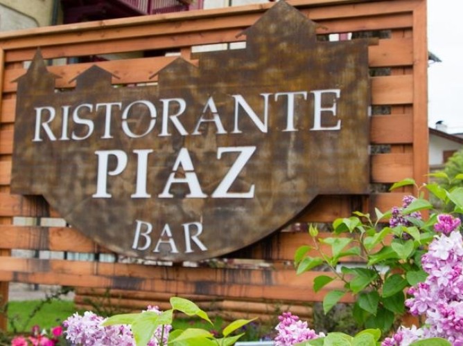 Hotel Piaz - Firmă la intrarea restaurantului și a barului