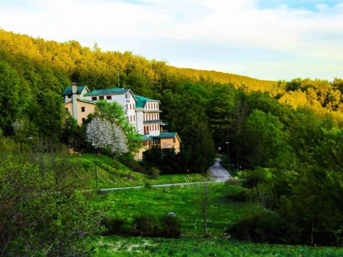 Apulia Hotel Europa Gran Sasso - Vedere aeriană de vară a structurii 