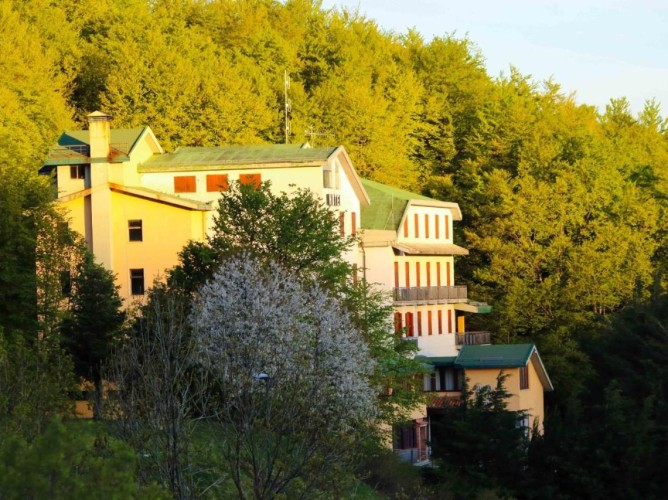 Apulia Hotel Europa Gran Sasso - Vedere detaliată a structurii vara