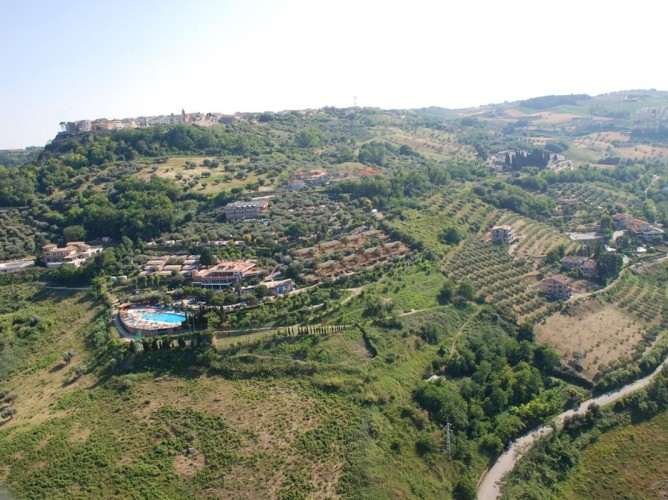 Apulia Hotel Europe Garden Residence - Vedere din drona dealului Silvi se pune in evidenta structura cu maslini centenari