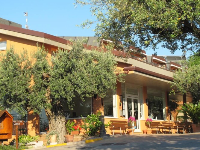 Apulia Hotel Europe Garden Residence - Intrarea recepției în clădirea principală