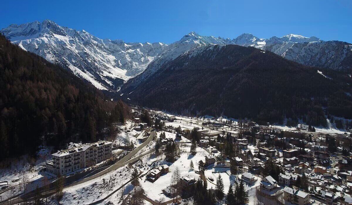 Palace Resort Pontedilegno - Vedere a hotelului și a văii de la dronă