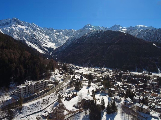 Palace Resort Pontedilegno - Vedere a hotelului și a văii de la dronă