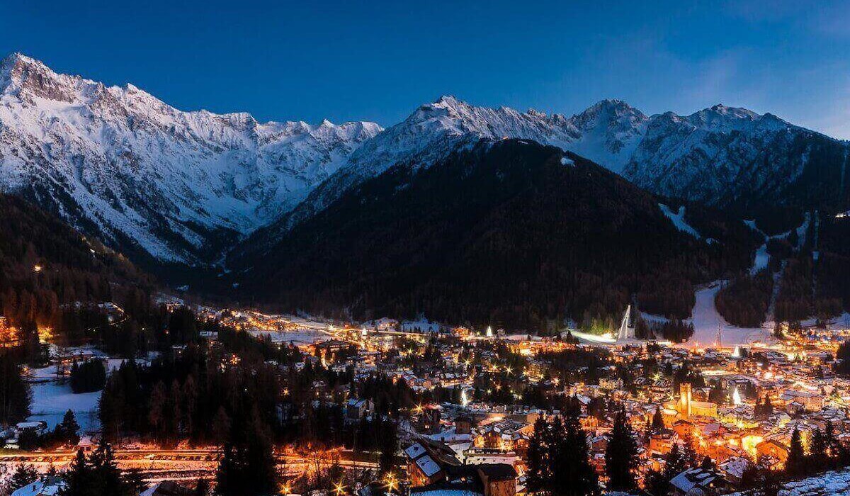 Palace Resort Pontedilegno - Vedere a valea în timpul Palacenopții