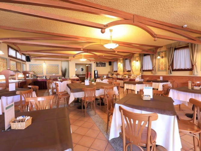 Palace Resort Pontedilegno - Sala de restaurant interioară.