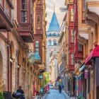 O stradă tipică pavată cu piatră cubică care duce la Turnul Galata (Galata Kulesi în turcă), o construcție emblematică din piatră din perioada medievală, realizată de genovezi, situată în districtul Galata din Istanbul.