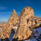 Vedere panoramică a Castelului din Orahisar cu moscheea și centrul istoric