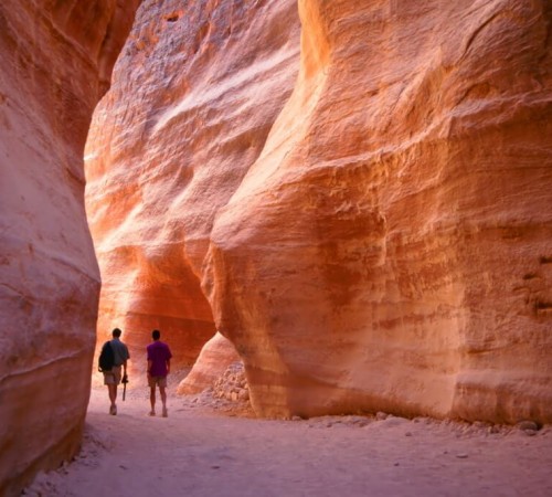 Siq-ul, canionul îngust cu fante care servește drept trecere de intrare către orașul ascuns Petra, Iordania