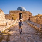 Alee și coloană a Palatului Umayyad în Cetatea Romană din Amman