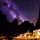 Vedere nocturnă spectaculoasă a boltii cerești din corturile din deșertul Wadi Rum din Iordania