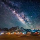 Drumul Laptelui deasupra desertului roșu al Wadi Rum din Iordania