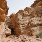 Traseu spectaculos prin deșert pentru a ajunge la "Locul Înalt al Sacrificiului" în Petra, Iordania