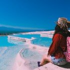 Panorama de la băile termale de la Pamukkale în Turcia