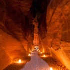 Fascinantă excursie nocturnă prin Siq pentru a ajunge la Tezaurul din Petra.