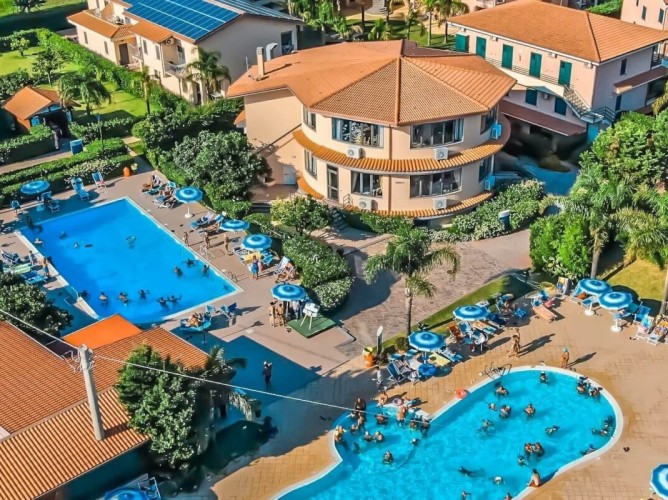 Aquilia Holiday Village Resort - Vederea aeriană cu detalii ale piscinelor.