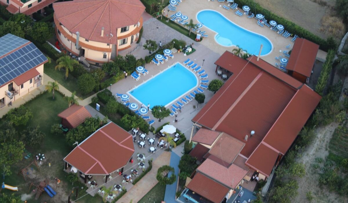 Aquilia Holiday Village Resort - Vedere din dronă a celor două piscine ale facilității, una dintre acestea fiind pentru copii