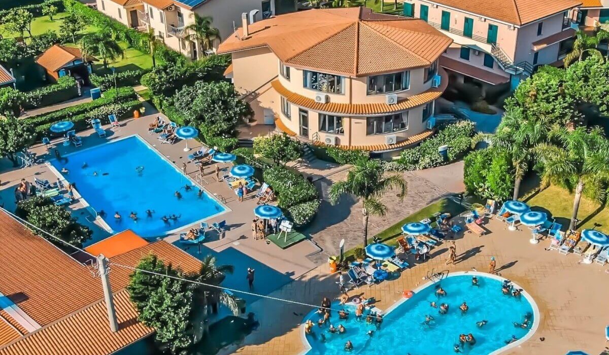 Club Esse Aquilia Beach Village - Vedere aeriană a celor două piscine ale facilității.