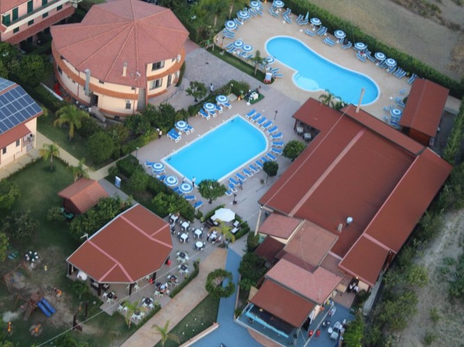 Aquilia Holiday Village Resort - Vedere din dronă a celor două piscine ale facilității, una dintre acestea fiind pentru copii