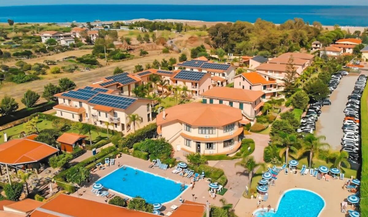 Club Esse Aquilia Beach Village - Vederea aeriană cu detalii ale piscinelor.