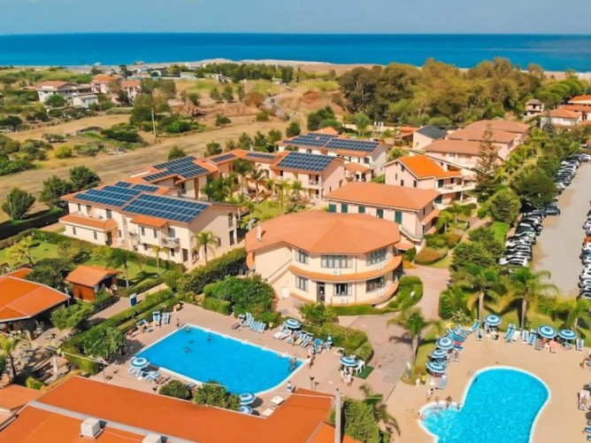 Club Esse Aquilia Beach Village - Vederea aeriană cu detalii ale piscinelor.