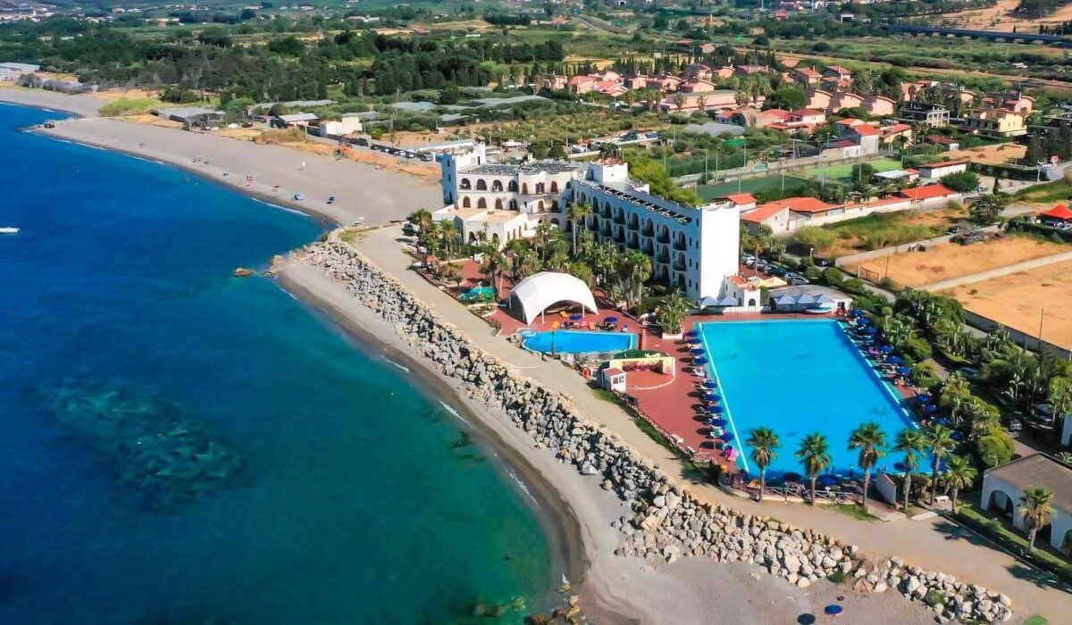 Hotel Club La Playa - Vederea piscinelor și a plajei din dronă