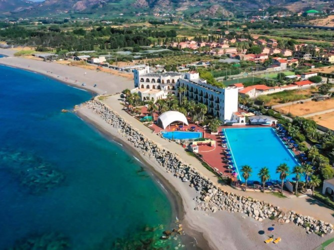 Hotel Club La Playa - Vederea piscinelor și a plajei din dronă