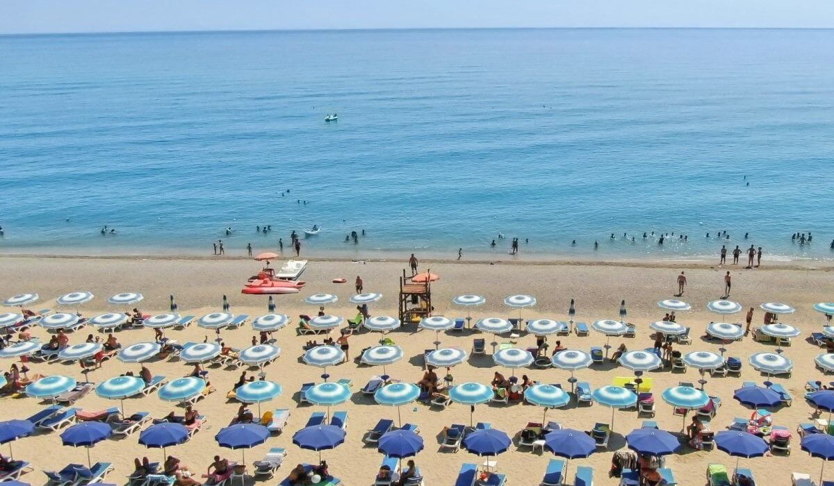 Aquilia Holiday Village Resort - Plaja de la Villaggio Aquilia din Marina di Badolato, văzută de pe dronă