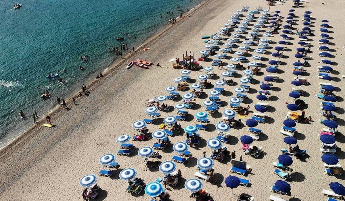 Aquilia Holiday Village Resort - Plaja situată la doar 200 de metri distanță de Villaggio Aquilia, văzută de pe dronă.