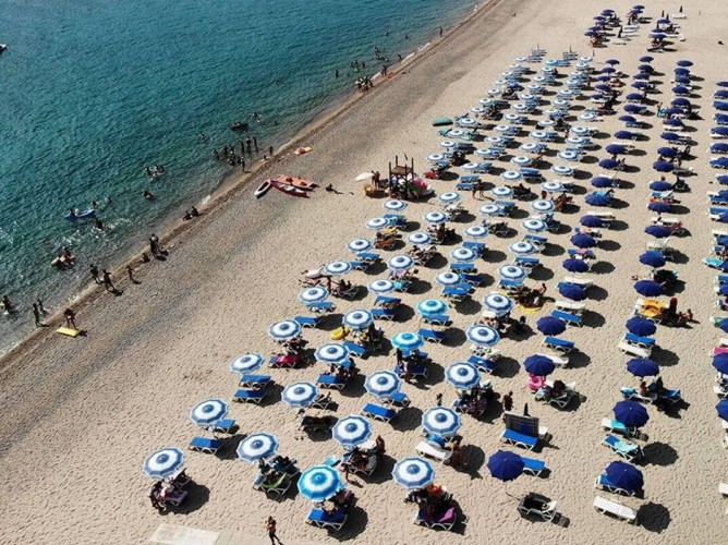 Aquilia Holiday Village Resort - Plaja situată la doar 200 de metri distanță de Villaggio Aquilia, văzută de pe dronă.