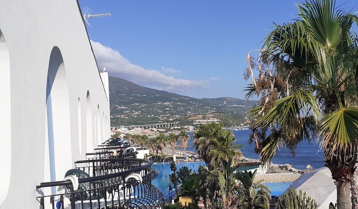 Hotel Club La Playa - Detalii ale balconului camerelor cu vedere la mare la Hotel Club La Playa