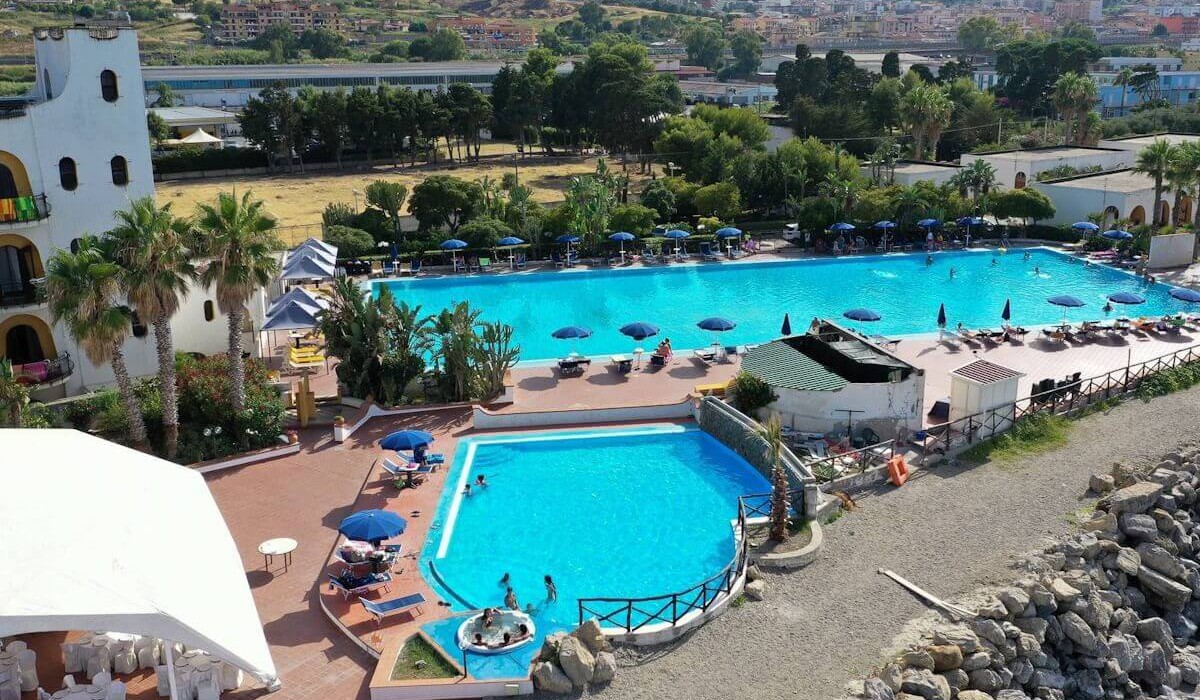 Hotel Club La Playa - Vederea din dronă a celor două piscine de la Hotel Club La Playa din Marina di Patti