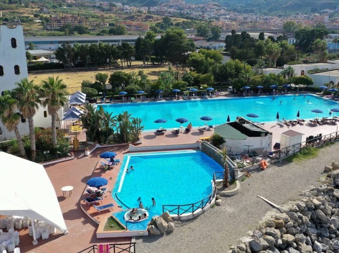 Hotel Club La Playa - Vederea din dronă a celor două piscine de la Hotel Club La Playa din Marina di Patti