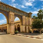 O stradă din centrul istoric al orașului Meknes din Maroc