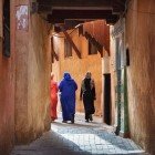 Femei plimbându-se pe străzile înguste ale Medinei din Meknes, în Maroc