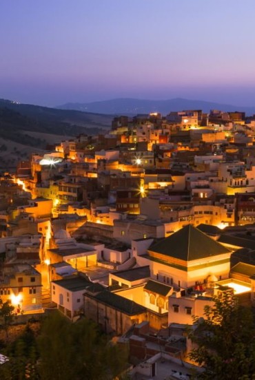 Moulay Idriss, oraș sacru în Maroc, văzut la amurg