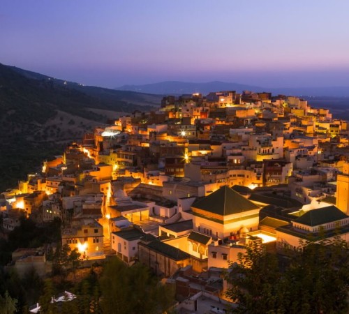 Moulay Idriss, oraș sacru în Maroc, văzut la amurg