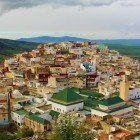 Vedere aeriană a Orașului Sacru Moulay Idriss din provincia Meknes, Maroc.