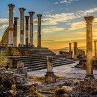 O vedere impresionantă a coloanelor romane din vechea cetate Volubilis, fosta capitală a Mauritania