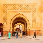 Arhitectura arabă a unei porți de intrare în vechea Medina din Fes, Maroc