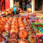 Piața din Medina din Fes, oale de teracotă și ceramică pentru mâncăruri tradiționale precum tajine și couscous