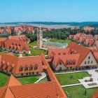 Fotografie cu drona a micului oraș Ifrane în inima lanțului muntos al Marelui Atlas din Maroc