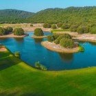 Fotografie aeriană a orașului Ifrane, o mică localitate din Maroc, un paradis în mijlocul Munților Atlas