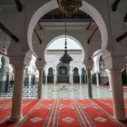 Vedere interioară a Mausoleului lui Moulay Idriss II în Fes, Maroc