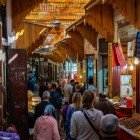 Piață și souk tipice în Medina din orașul Fes din Maroc