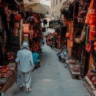 Magazine arabe tipice pe străduțele din Medina din Fes, Maroc