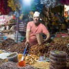 Vânzător de fructe uscate în orașul Beni Mellal din Maroc